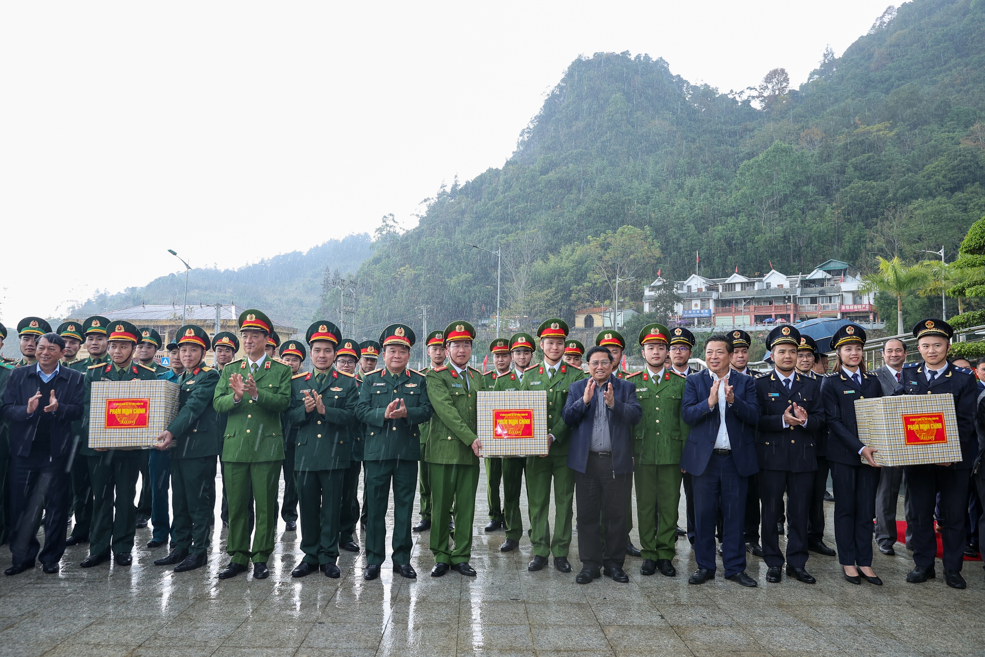 Thủ tướng Phạm Minh Chính: Cao Bằng cần đẩy mạnh phát triển kinh tế cửa khẩu- Ảnh 5.