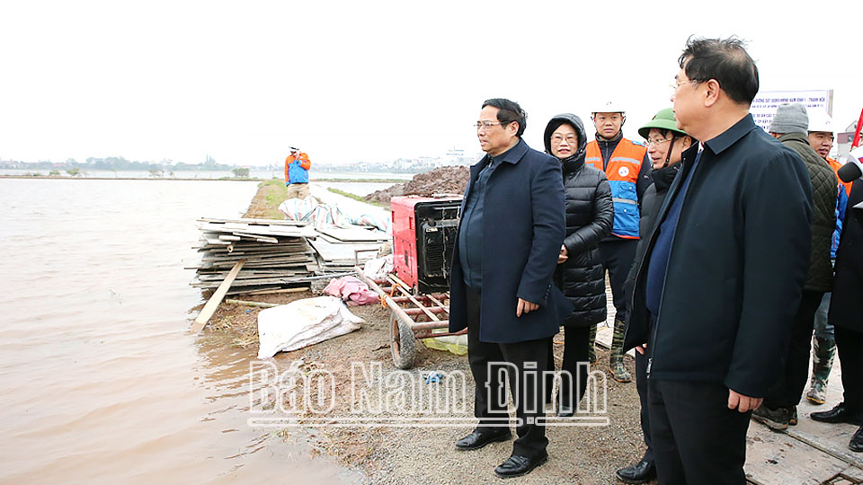 Thủ tướng Chính phủ Phạm Minh Chính kiểm tra thực địa việc xây dựng đường dây 500kV tại Nam Định - Ảnh 5.