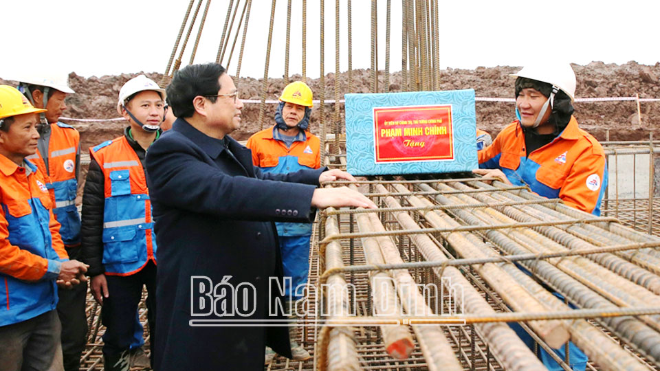 Thủ tướng Chính phủ Phạm Minh Chính kiểm tra thực địa việc xây dựng đường dây 500kV tại Nam Định - Ảnh 3.