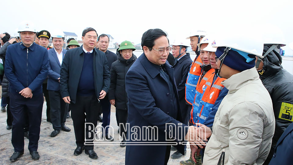 Thủ tướng Chính phủ Phạm Minh Chính kiểm tra thực địa việc xây dựng đường dây 500kV tại Nam Định - Ảnh 1.