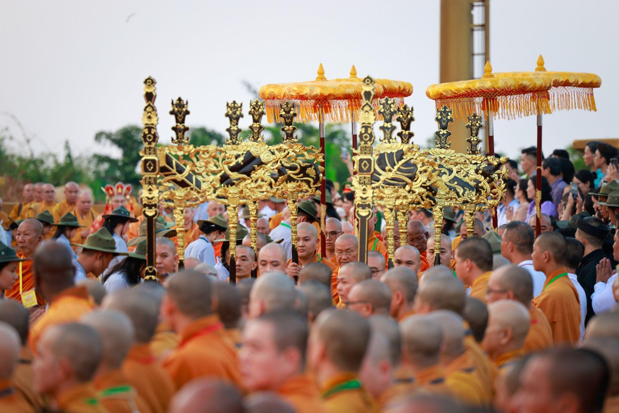 Hơn 500 Tăng ni sư tham dự Lễ An vị Tôn tượng Bồ Tát Di Lặc quy mô trên núi Bà Đen, Tây Ninh- Ảnh 2.