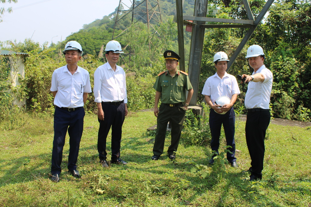 Truyền tải điện Hòa Bình sẵn sàng truyền tải điện an toàn, liên tục, ổn định dịp Lễ 30/4 và 01/5 và mùa nắng nóng- Ảnh 1.