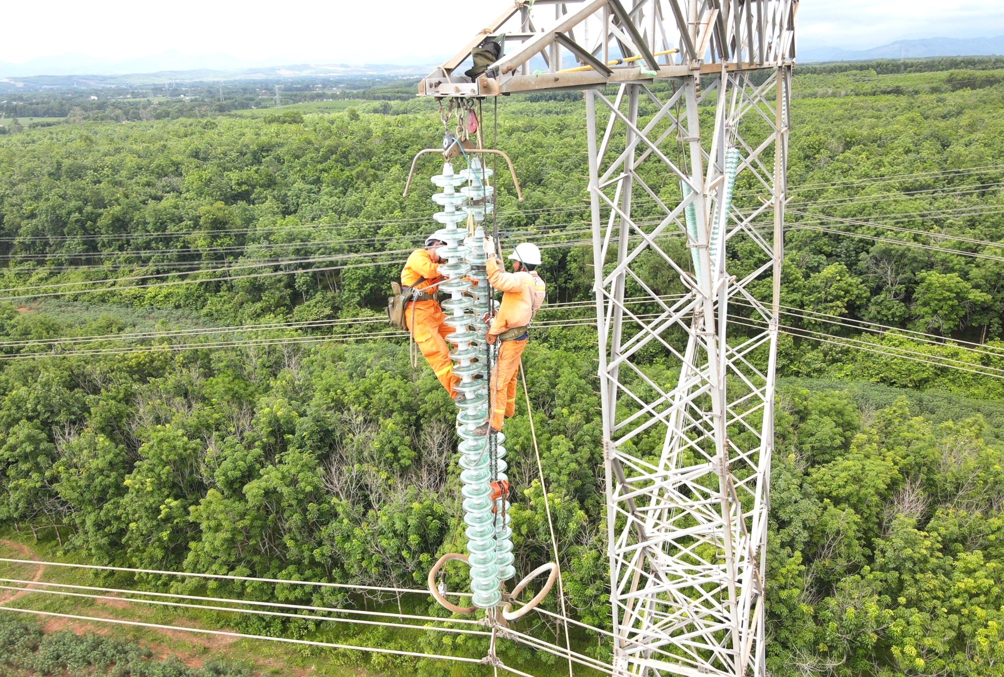 Truyền tải điện Quảng Trị tăng cường sửa chữa đường dây 500kV đảm bảo cung cấp điện mùa khô- Ảnh 1.