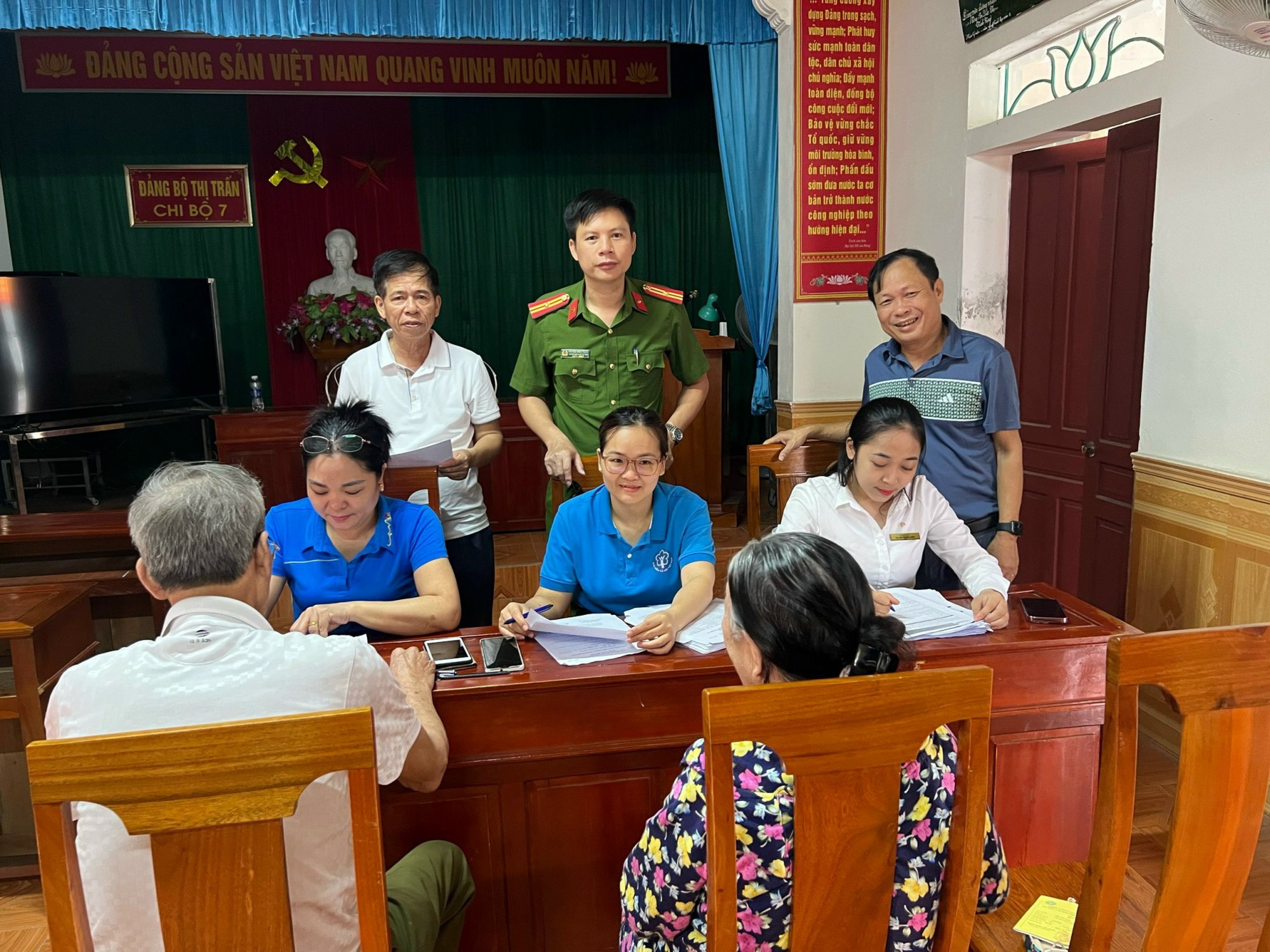Chi bộ Chi nhánh Ngân hàng TMCP Ngoại thương Bắc Hà Tĩnh tích cực lãnh đạo việc đẩy mạnh thanh toán không dùng tiền mặt- Ảnh 1. Chi bộ Chi nhánh Ngân hàng TMCP Ngoại thương Bắc Hà Tĩnh tích cực lãnh đạo việc đẩy mạnh thanh toán không dùng tiền mặt- Ảnh 1.