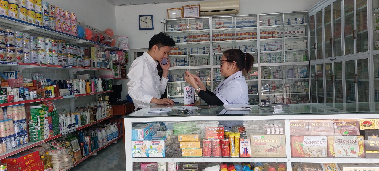 Chi bộ Chi nhánh Ngân hàng TMCP Ngoại thương Bắc Hà Tĩnh tích cực lãnh đạo việc đẩy mạnh thanh toán không dùng tiền mặt- Ảnh 3. Chi bộ Chi nhánh Ngân hàng TMCP Ngoại thương Bắc Hà Tĩnh tích cực lãnh đạo việc đẩy mạnh thanh toán không dùng tiền mặt- Ảnh 3.