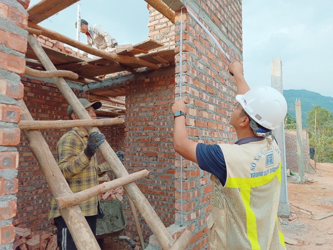 Lào Cai: Dự án tái thiết thôn Kho Vàng phấn đấu đến 5/12 hoàn thành việc cất nóc 35/35 căn nhà- Ảnh 3.