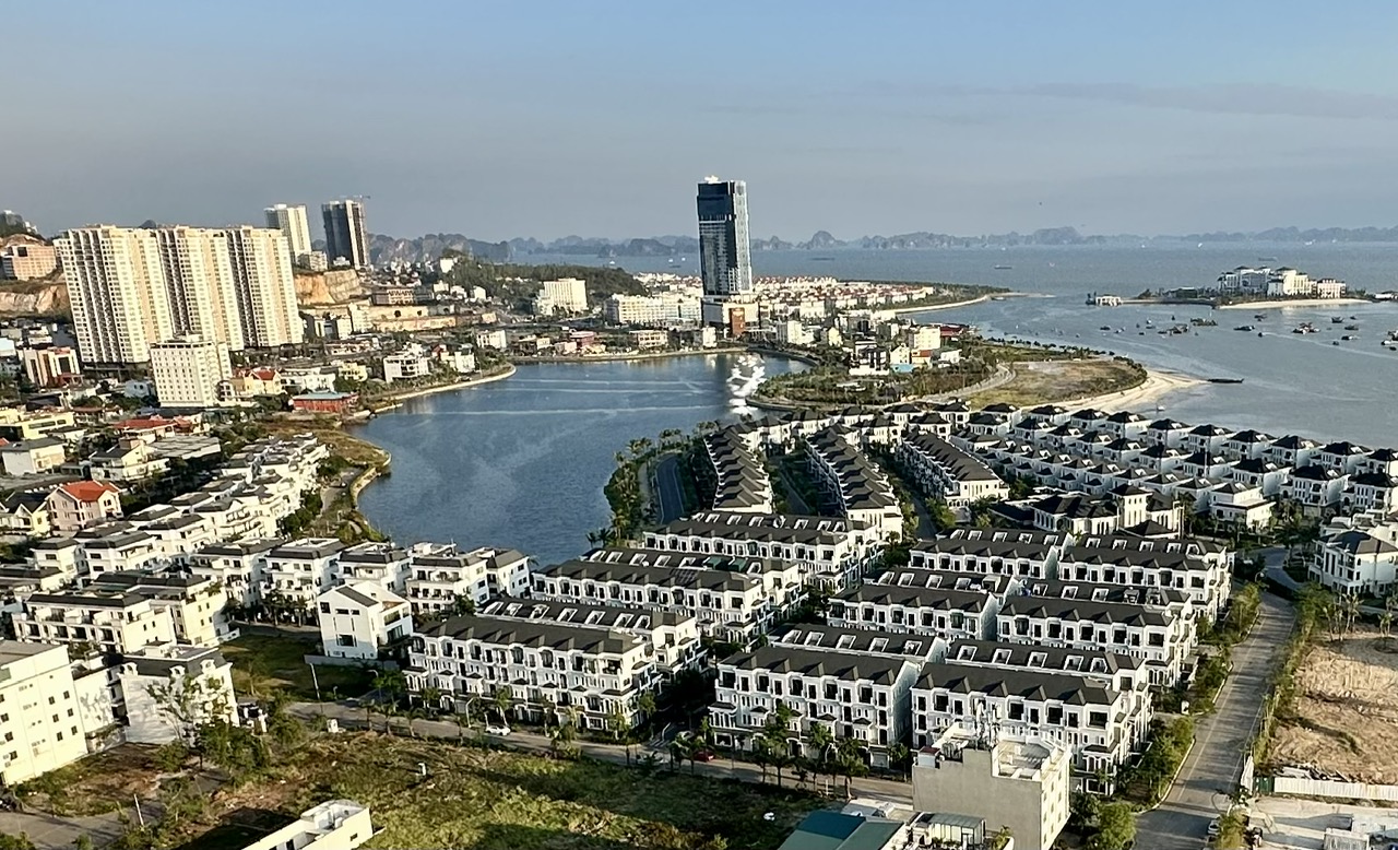 Giám đốc Sở Xây dựng tỉnh Quảng Ninh: Hạn chế tình trạng đầu tư ồ ạt và không bền vững- Ảnh 3.