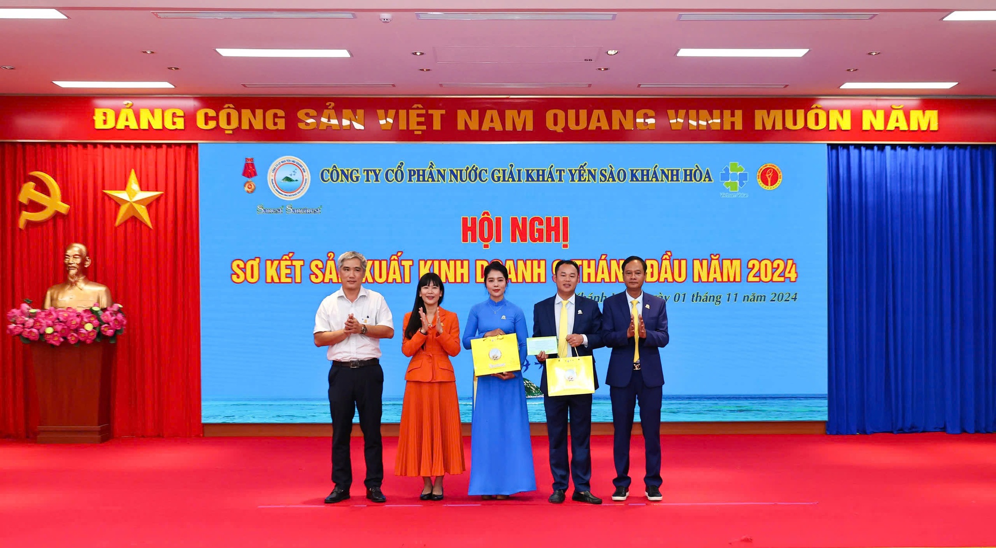 Lãnh đạo Công ty Yến sào Khánh Hòa khen thưởng cho các tập thể và cá nhân có thành tích xuất sắc