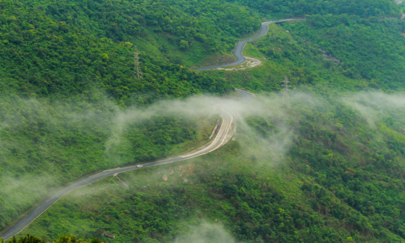 Cung đường ven biển đẹp nhất thế giới tại Việt Nam: Dài gần 21km, nằm vắt qua các triền núi và là tuyệt tác giữa lòng miền Trung- Ảnh 2.