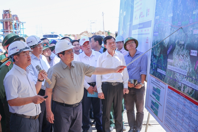 Thủ tướng kiểm tra hiện trường, thúc đẩy tiến độ 2 dự án cao tốc trọng điểm vùng Đông Nam Bộ- Ảnh 2.