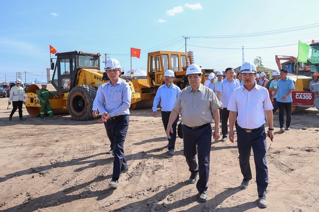 Thủ tướng kiểm tra hiện trường, thúc đẩy tiến độ 2 dự án cao tốc trọng điểm vùng Đông Nam Bộ- Ảnh 1.