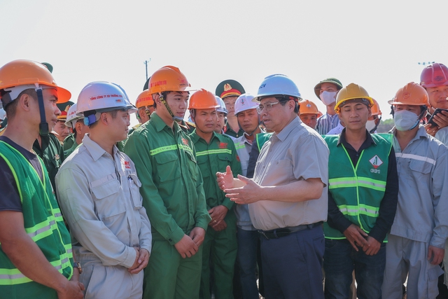 Thủ tướng kiểm tra hiện trường, thúc đẩy tiến độ 2 dự án cao tốc trọng điểm vùng Đông Nam Bộ- Ảnh 3.
