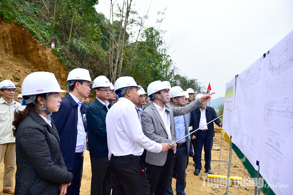Tuyên Quang: Các đồng chí lãnh đạo tỉnh kiểm tra tiến độ thi công đường cao tốc Tuyên Quang - Hà Giang- Ảnh 1.