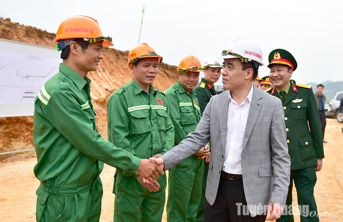 Tuyên Quang: Các đồng chí lãnh đạo tỉnh kiểm tra tiến độ thi công đường cao tốc Tuyên Quang - Hà Giang- Ảnh 4.