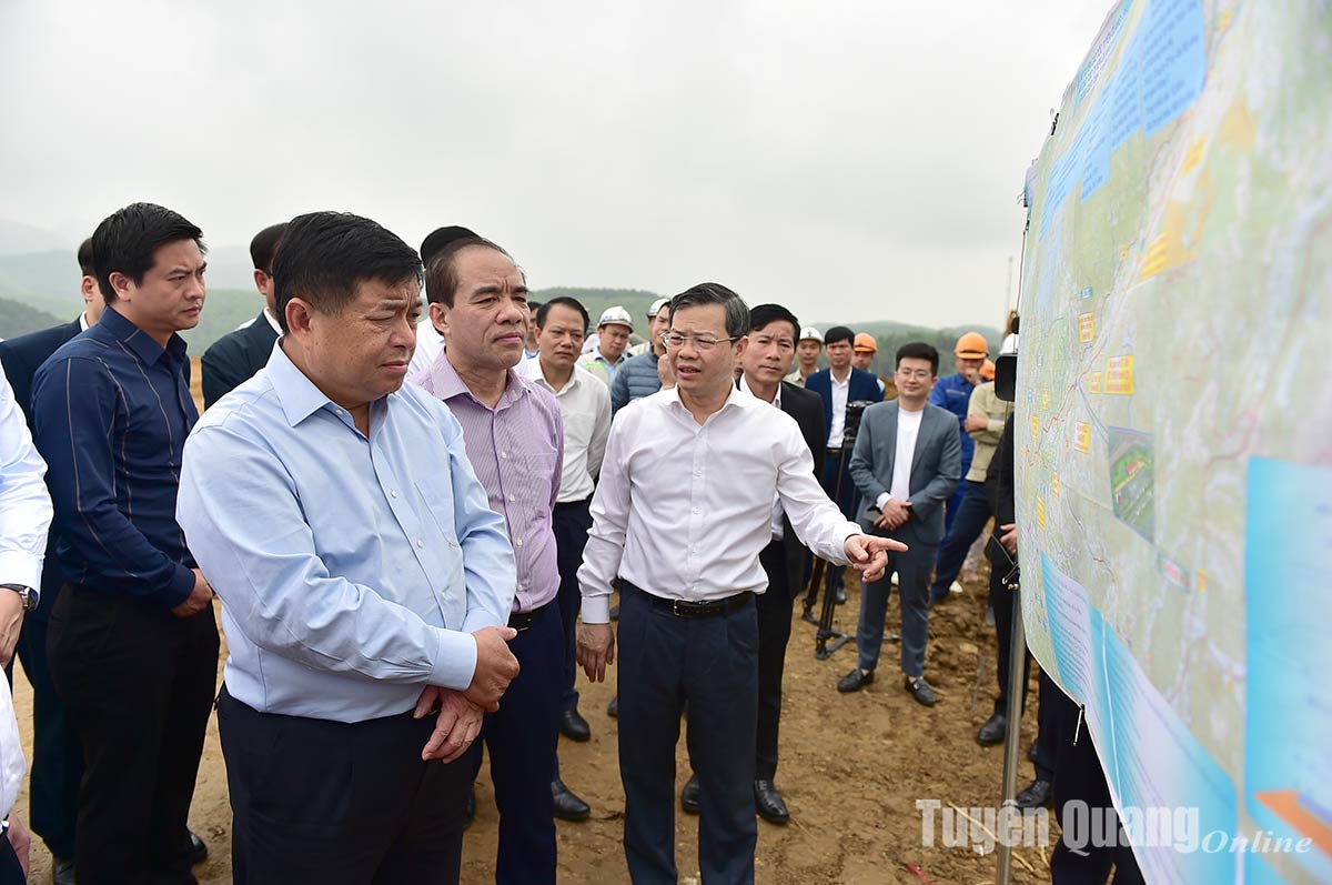 Bộ trưởng Bộ Kế hoạch và Đầu tư Nguyễn Chí Dũng kiểm tra tiến độ Dự án cao tốc Tuyên Quang - Hà Giang- Ảnh 1.