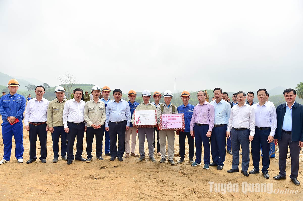 Bộ trưởng Bộ Kế hoạch và Đầu tư Nguyễn Chí Dũng kiểm tra tiến độ Dự án cao tốc Tuyên Quang - Hà Giang- Ảnh 4.