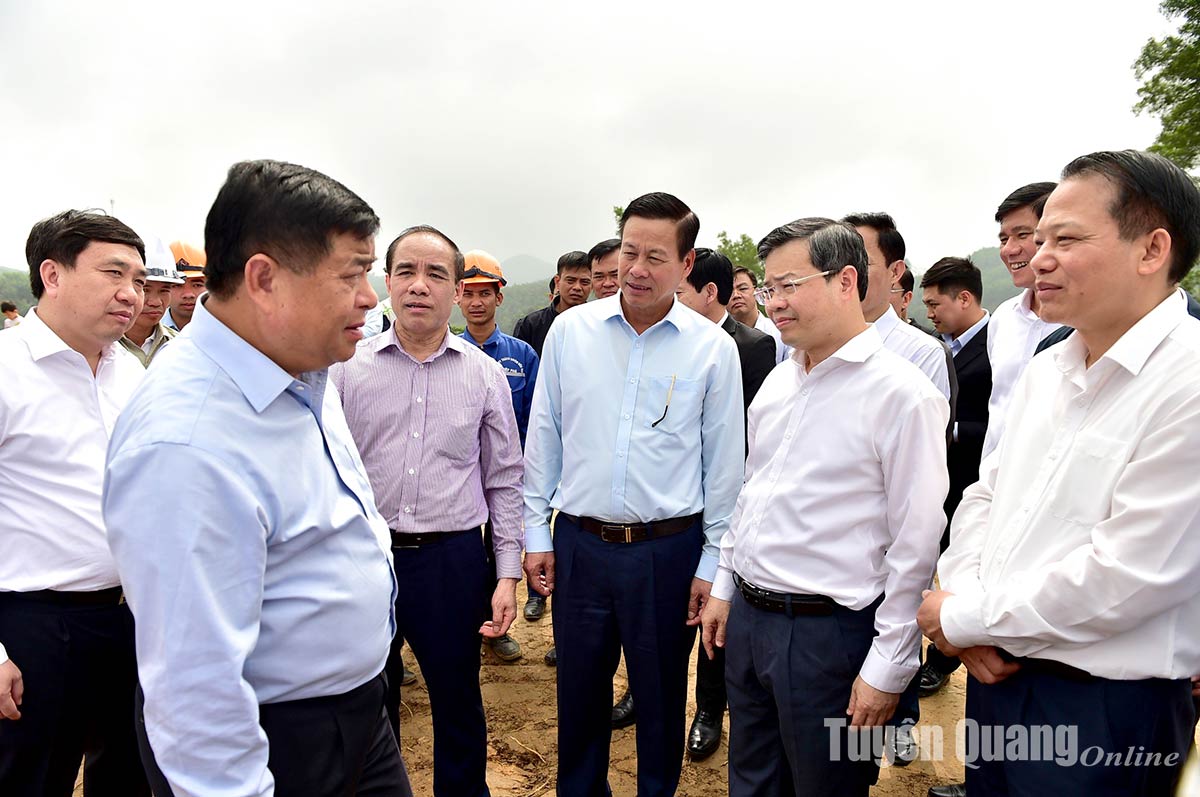 Bộ trưởng Bộ Kế hoạch và Đầu tư Nguyễn Chí Dũng kiểm tra tiến độ Dự án cao tốc Tuyên Quang - Hà Giang- Ảnh 2.