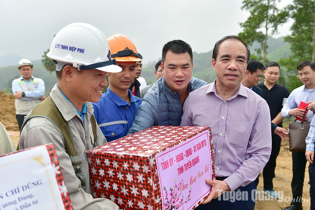Bộ trưởng Bộ Kế hoạch và Đầu tư Nguyễn Chí Dũng kiểm tra tiến độ Dự án cao tốc Tuyên Quang - Hà Giang- Ảnh 3.