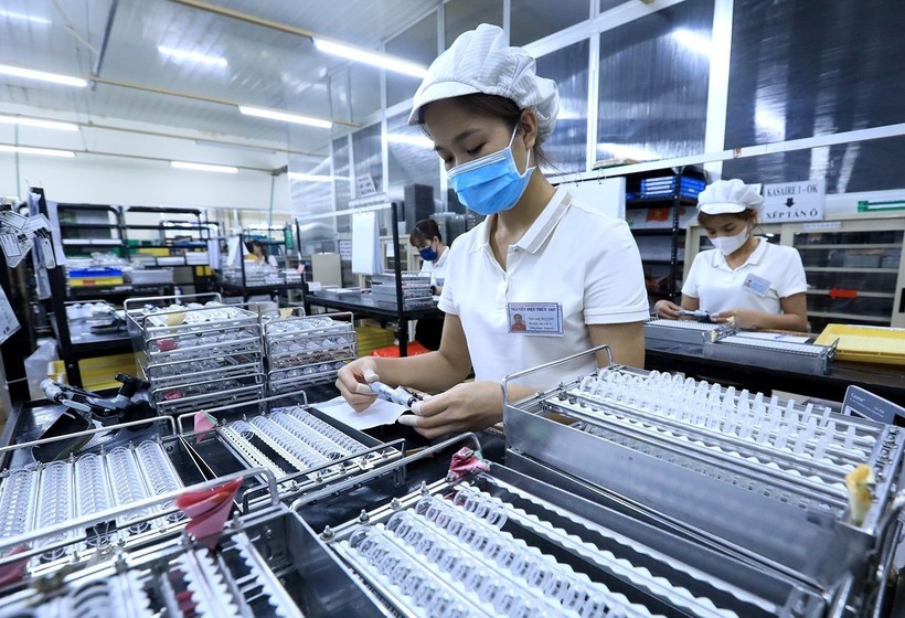 Kinh tế Việt Nam đi ngược lại với xu hướng suy giảm trên toàn thế giới- Ảnh 1.