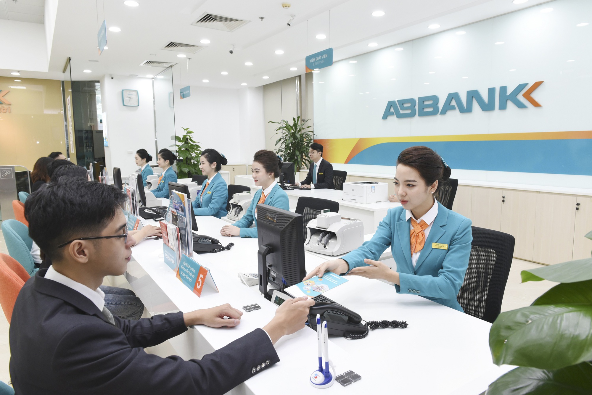 ABBANK là một ngân hàng TMCP có bề dày lịch sử hơn 30 năm và mạng lưới hoạt động 165 chi nhánh phục vụ hơn 1 triệu khách hàng trên toàn quốc