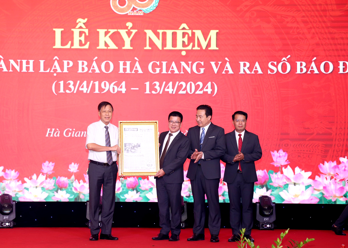 Báo Hà Giang kỷ niệm 60 năm thành lập và ra số báo đầu tiên- Ảnh 13.