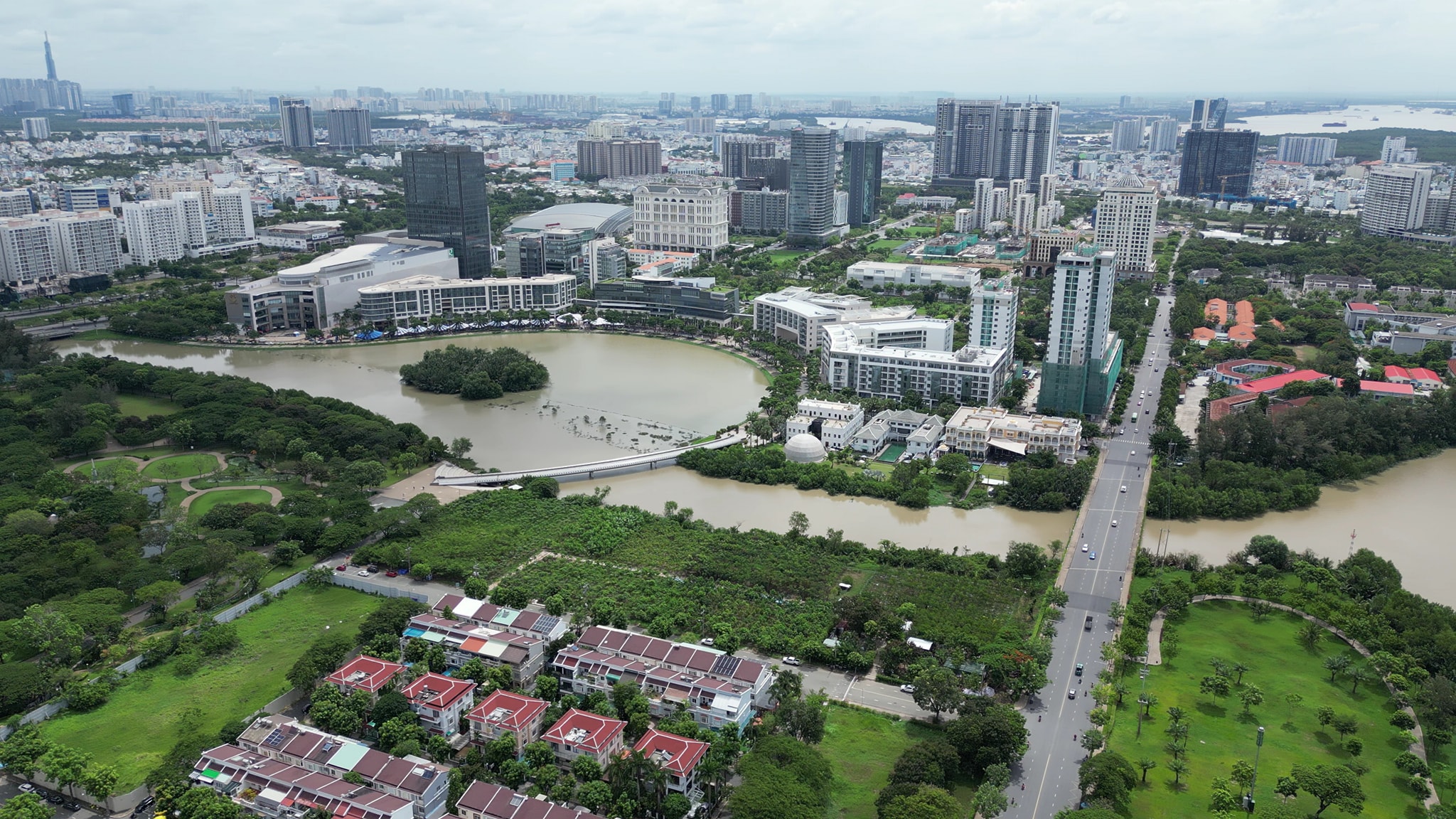 Thị trường bất động sản thành phố Hồ Chí Minh "vượt bão", bước vào chu kỳ phục hồi- Ảnh 2.