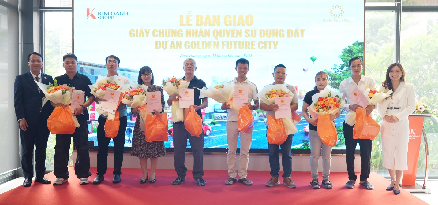 Bình Dương: Kim Oanh Group bàn giao giấy chứng nhận quyền sử dụng đất dự án Golden Future City- Ảnh 2.