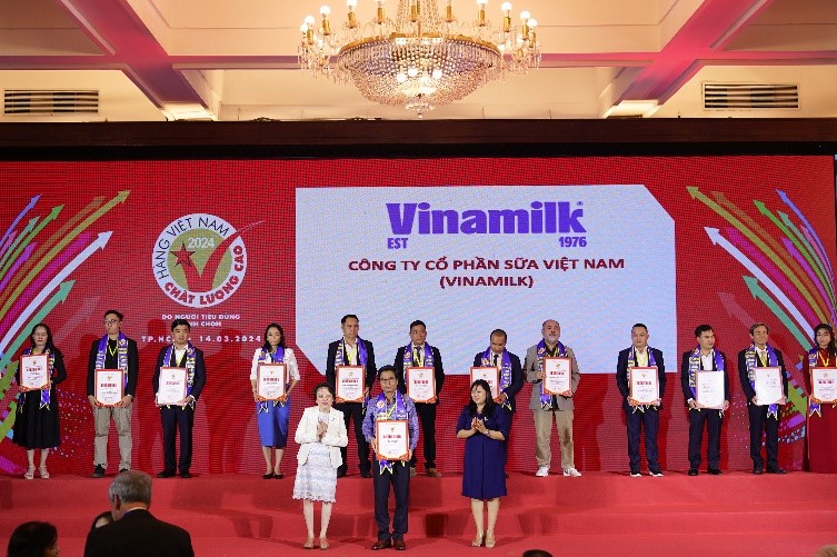 Vinamilk 28 năm liên tiếp giữ danh hiệu hang Việt Nam chat lượng cao- Ảnh 1.