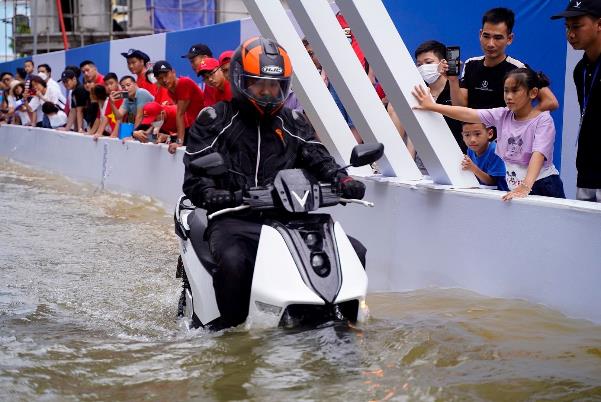 Mùa mưa đến, xe máy điện VinFast “ghi điểm” với người dùng nhờ khả năng lội nước ưu việt- Ảnh 1.