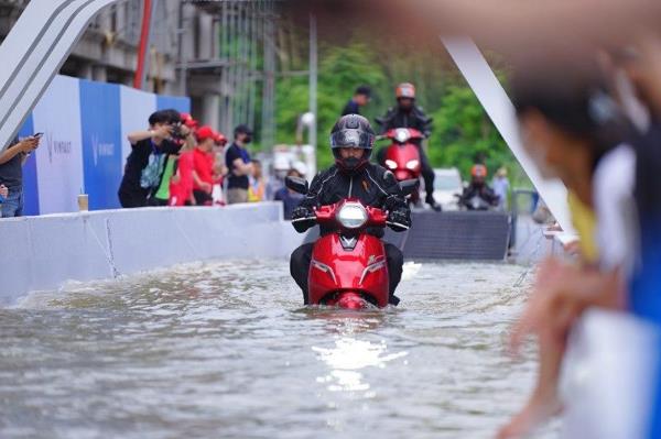 Mùa mưa đến, xe máy điện VinFast “ghi điểm” với người dùng nhờ khả năng lội nước ưu việt- Ảnh 2.