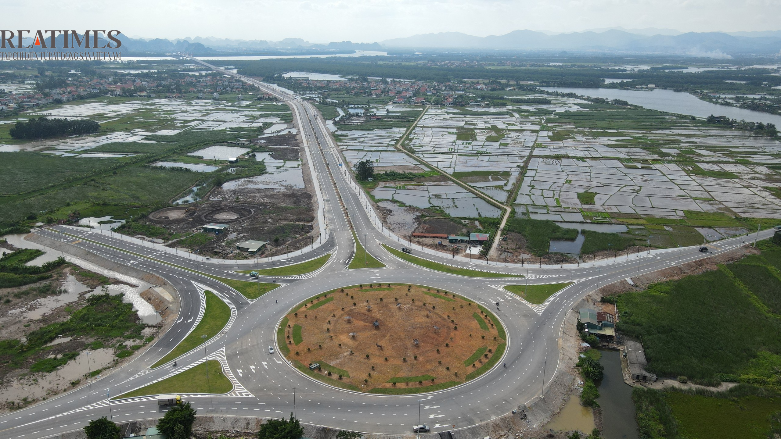 Quảng Ninh dành gần 12.000 tỷ đồng vốn đầu tư công cho các dự án trong năm 2025- Ảnh 1.