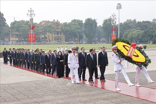 Lãnh đạo Đảng, Nhà nước tưởng niệm các Anh hùng liệt sỹ và vào Lăng viếng Chủ tịch Hồ Chí Minh- Ảnh 6.