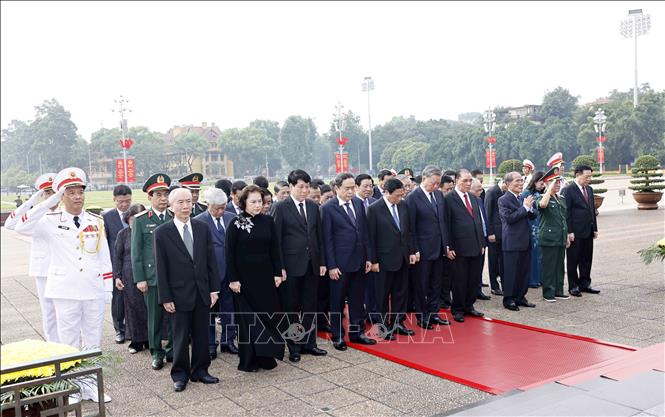 Lãnh đạo Đảng, Nhà nước tưởng niệm các Anh hùng liệt sỹ và vào Lăng viếng Chủ tịch Hồ Chí Minh- Ảnh 7.