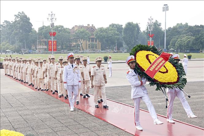 Lãnh đạo Đảng, Nhà nước tưởng niệm các Anh hùng liệt sỹ và vào Lăng viếng Chủ tịch Hồ Chí Minh- Ảnh 10.