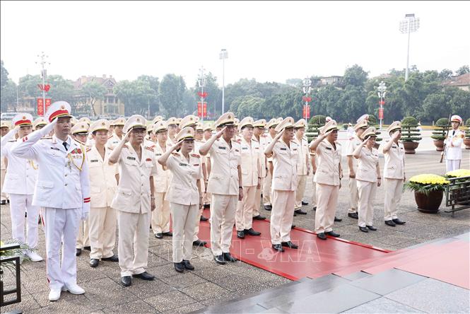 Lãnh đạo Đảng, Nhà nước tưởng niệm các Anh hùng liệt sỹ và vào Lăng viếng Chủ tịch Hồ Chí Minh- Ảnh 11.