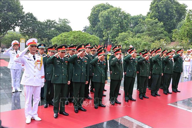 Lãnh đạo Đảng, Nhà nước tưởng niệm các Anh hùng liệt sỹ và vào Lăng viếng Chủ tịch Hồ Chí Minh- Ảnh 4.