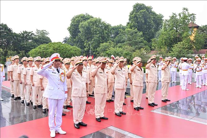 Lãnh đạo Đảng, Nhà nước tưởng niệm các Anh hùng liệt sỹ và vào Lăng viếng Chủ tịch Hồ Chí Minh- Ảnh 5.