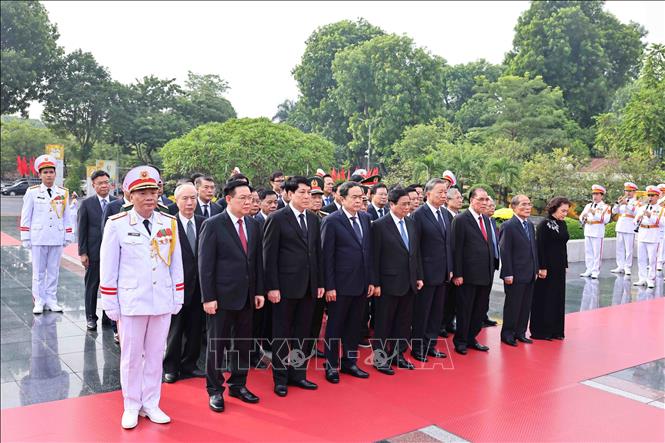 Lãnh đạo Đảng, Nhà nước tưởng niệm các Anh hùng liệt sỹ và vào Lăng viếng Chủ tịch Hồ Chí Minh- Ảnh 2.