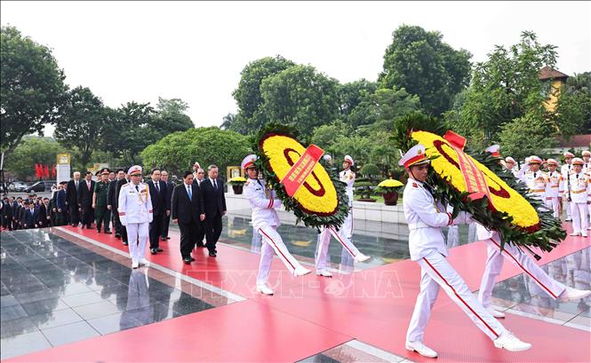 Lãnh đạo Đảng, Nhà nước tưởng niệm các Anh hùng liệt sỹ và vào Lăng viếng Chủ tịch Hồ Chí Minh- Ảnh 1.