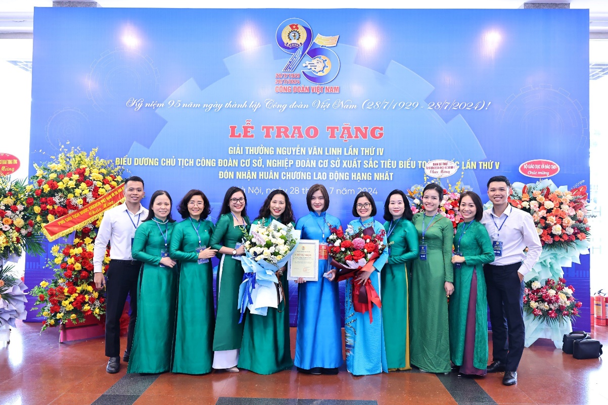 Chủ tịch Công đoàn TSC Vietcombank nhận giải thưởng Nguyễn Văn Linh- Ảnh 3.