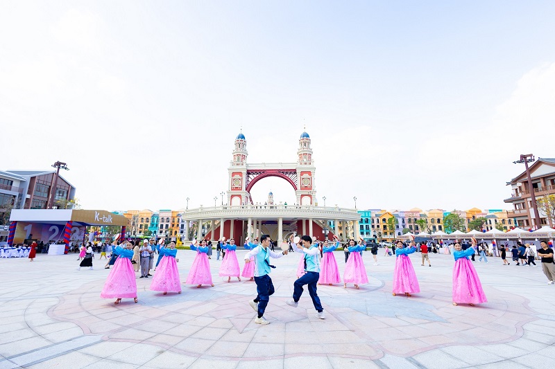 Chuyến hành trình đa tầng cảm xúc tại “siêu” lễ hội mùa thu 8WONDER Moon Festival- Ảnh 2.