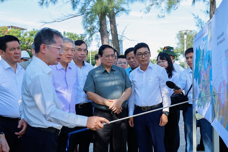 Thủ tướng khảo sát khu vực nghiên cứu lấn biển và dự án cảng Liên Chiểu tại Đà Nẵng- Ảnh 1.