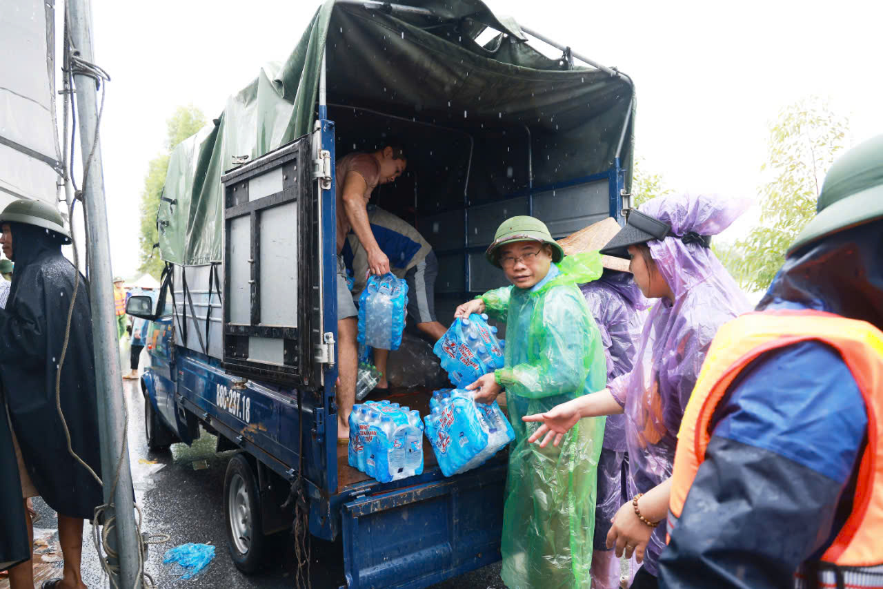 Vĩnh Phúc: Khẩn trương di dời, hỗ trợ hàng nghìn hộ dân bị mắc kẹt do nước lũ dâng cao tại xã Sơn Đông- Ảnh 8.