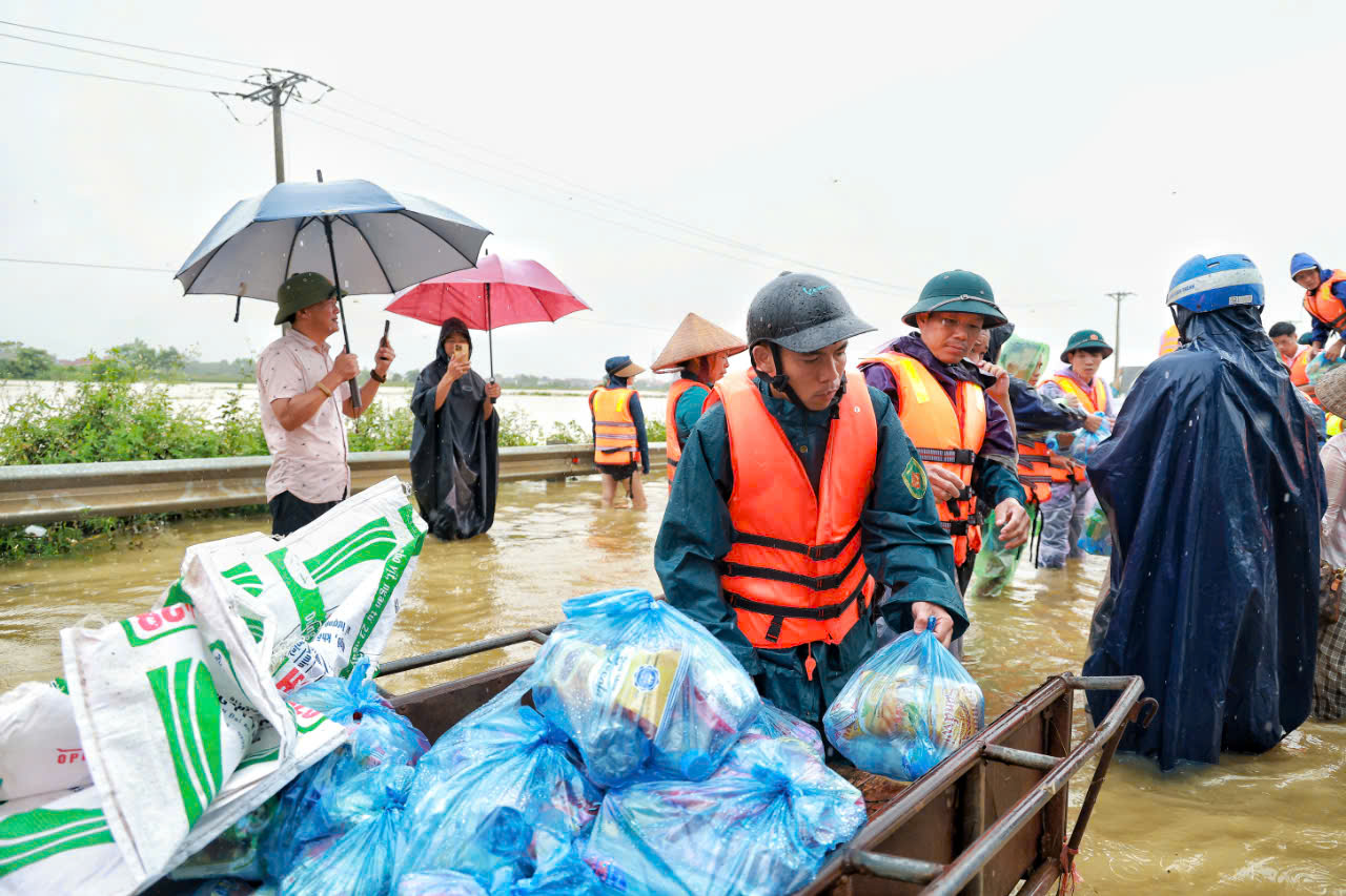 Vĩnh Phúc: Khẩn trương di dời, hỗ trợ hàng nghìn hộ dân bị mắc kẹt do nước lũ dâng cao tại xã Sơn Đông- Ảnh 9.