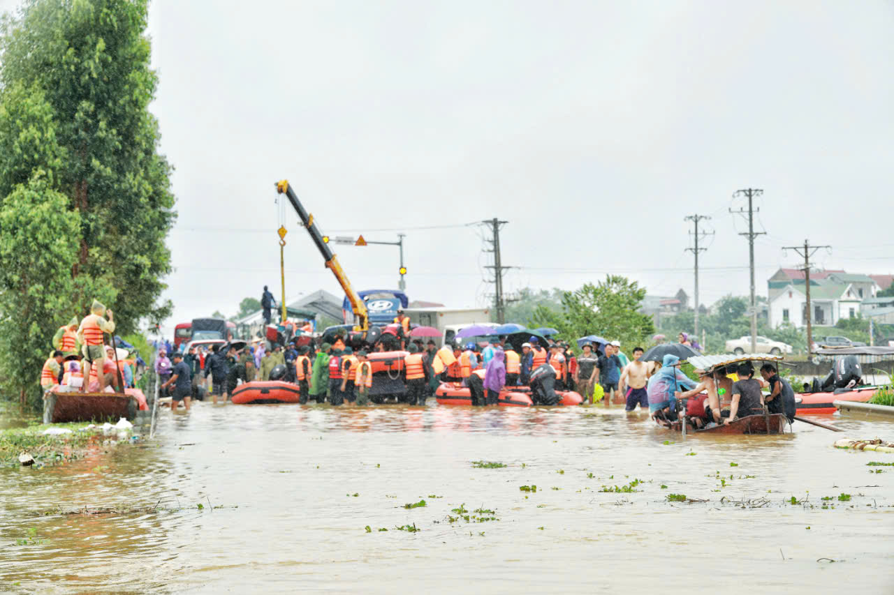 Vĩnh Phúc: Khẩn trương di dời, hỗ trợ hàng nghìn hộ dân bị mắc kẹt do nước lũ dâng cao tại xã Sơn Đông- Ảnh 3.