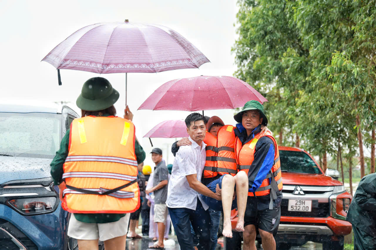 Vĩnh Phúc: Khẩn trương di dời, hỗ trợ hàng nghìn hộ dân bị mắc kẹt do nước lũ dâng cao tại xã Sơn Đông- Ảnh 5.