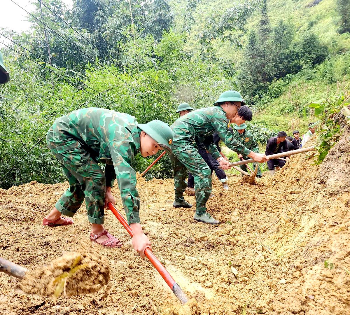 Hà Giang: Mưa lũ gây thiệt hại khoảng 80,5 tỷ đồng, sạt lở gây chia cắt xã Nà Khương (Quang Bình)- Ảnh 4.