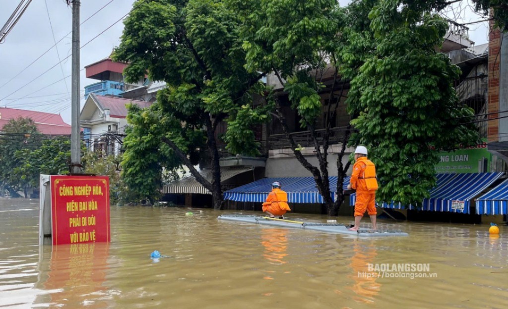 Lạng Sơn: Chủ động khắc phục sự cố lưới điện, cấp điện ổn định cho các khách hàng sau bão số 3- Ảnh 1.