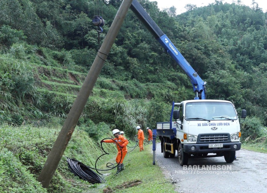 Lạng Sơn: Chủ động khắc phục sự cố lưới điện, cấp điện ổn định cho các khách hàng sau bão số 3- Ảnh 2.