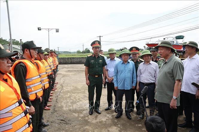 Tổng Bí thư, Chủ tịch nước Tô Lâm kiểm tra công tác phòng, chống lụt bão và thăm hỏi nhân dân vùng lụt, bão tại Tuyên Quang- Ảnh 4.